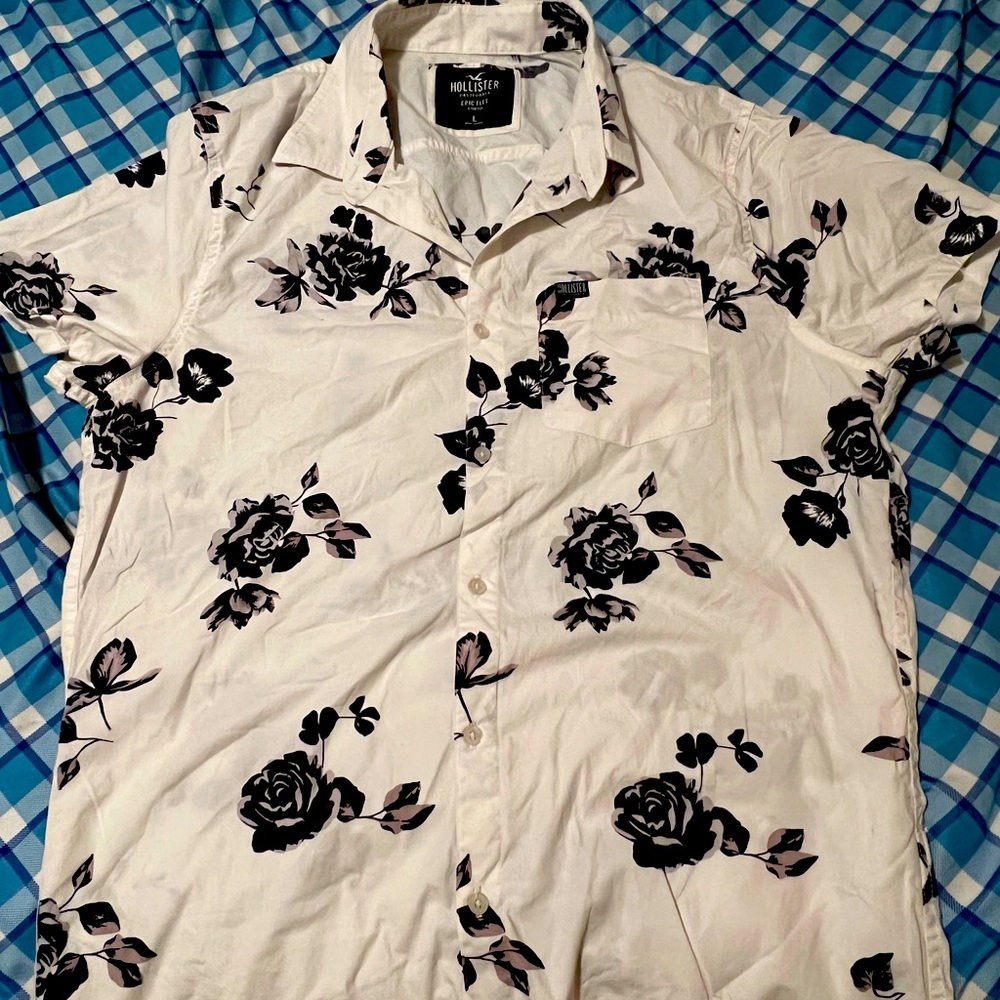 Summer rose pattern Hollister Short sleeve dress shirt. Size L White/Black